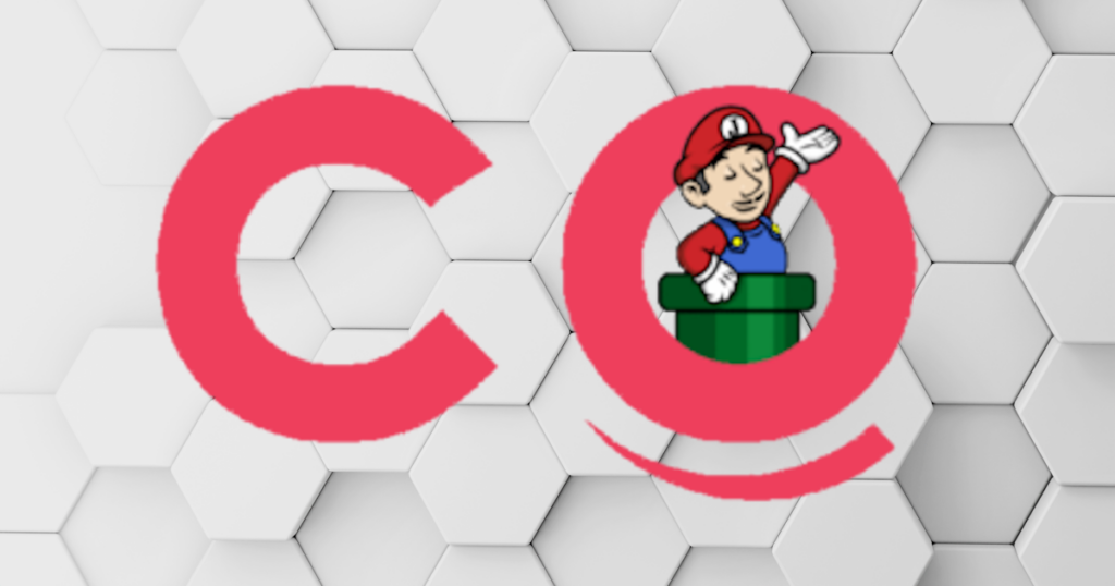 Logo mit stilisiertem Buchstaben 'C' und Cartoon-Figur, die aus einer grünen Röhre auftaucht, vor einem weißen, wabenförmigen Hintergrund. Bezieht sich auf Fortgeschrittene DevOps Training 2025.